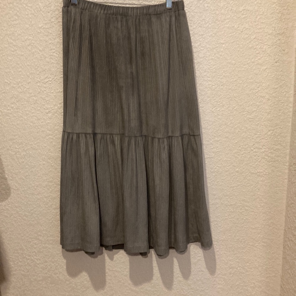 Large gray skirt. Soft light-weight velour-like feel.
